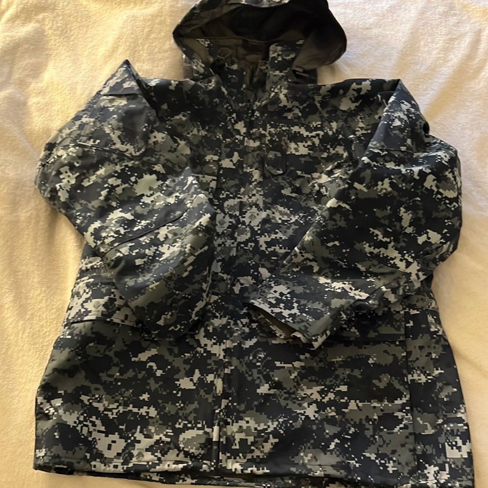 GORE-TEX USN SIZE LARGE REGULAR.                           BRAND NEW